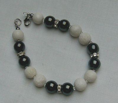 Bild 1 Armband im schwarz -weis Design