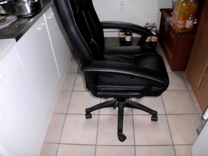 Bild 4 gebe eine sehr schönen schwartzen leder büro stuhl ab nur für 18euro