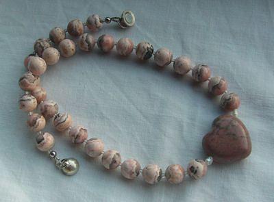 Bild 1 Rhodochrositkette mit eingefassten Rhodochrositherz