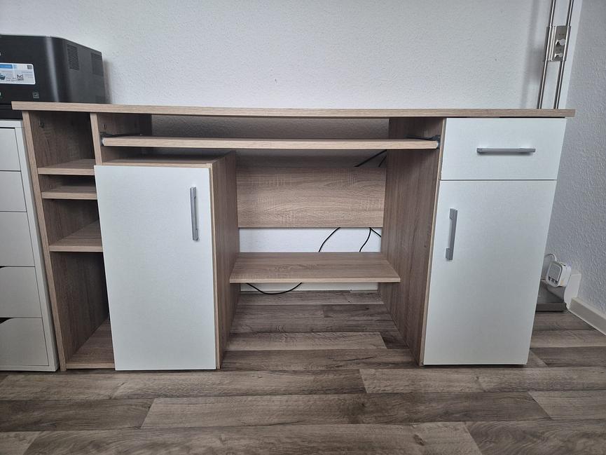 Bild 3 Schreibtisch