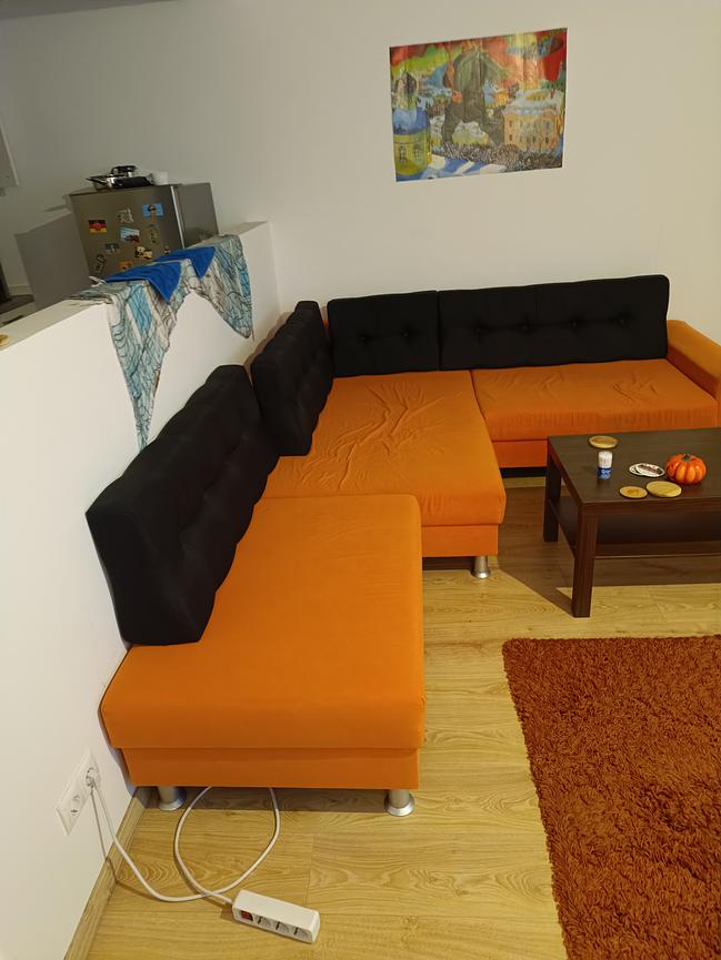 Bild 1 Oranges Sofa