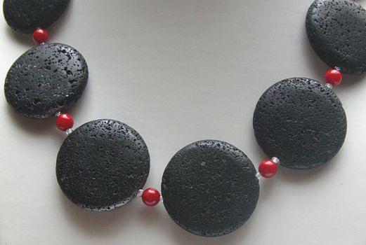 Bild 2 Lavakette mit roten Korallenperlen