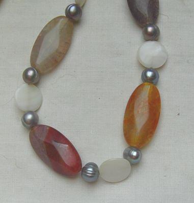 Bild 6 Edelsteinkette mit Achaten, Perlmutt und Perlen