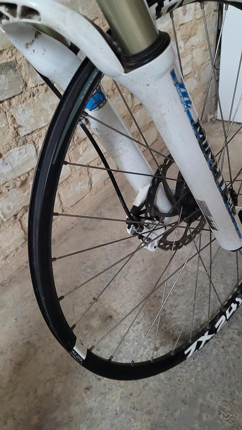 Bild 2 Verkaufe 26er Mountainbike Cube Ltd Pro in blau weiß - DEFEKT