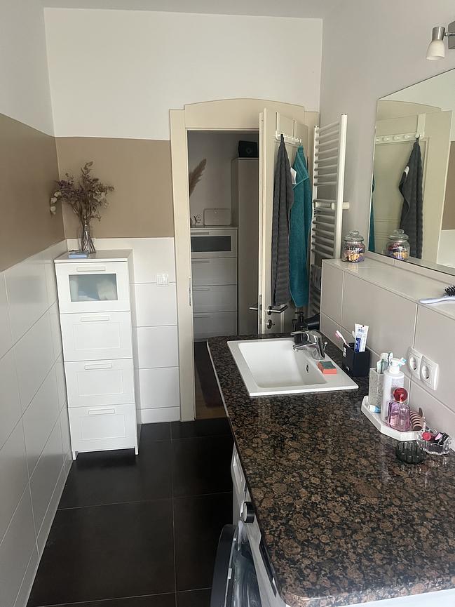 Bild 2 Helles 12 m² Zimmer in 2er-WG mit Balkon, nette Mitbewohnerin gesucht