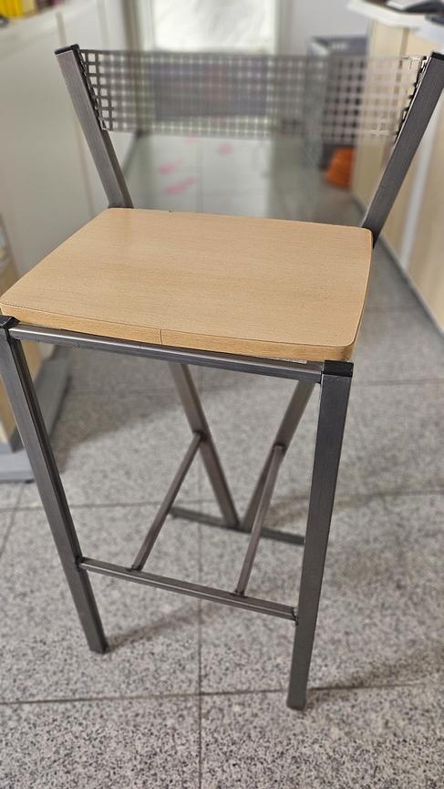 Bild 1 Verschenke Barstuhl mit Lehne - Holzsitzfläche und Metallrahmen