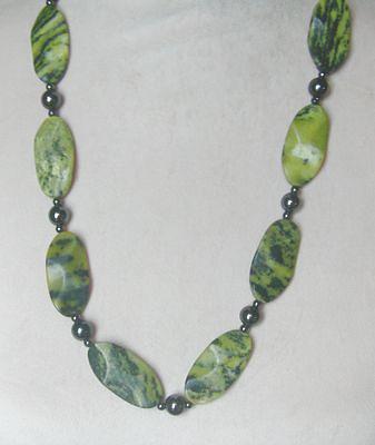 Bild 1 Türkiskette, Longkette, mit eingefassten Hämatitsteinen