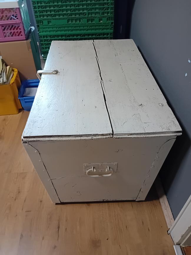 Bild 6 Holzkiste Alt Weiß 96 mal 59 mal 54 cm für 25 Euro