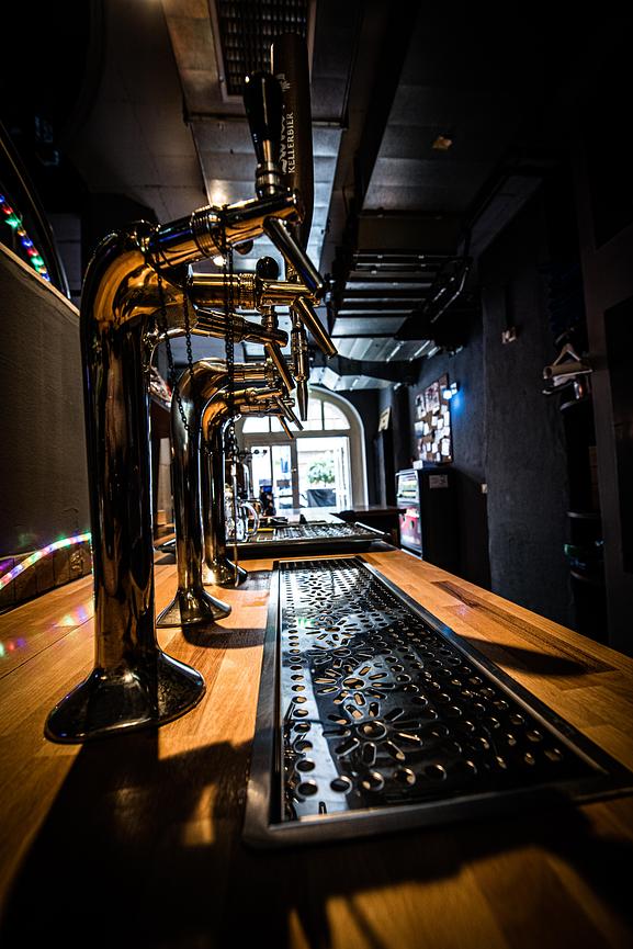 Bild 3 Jolys Live Music Bar sucht Hilfe im Service!