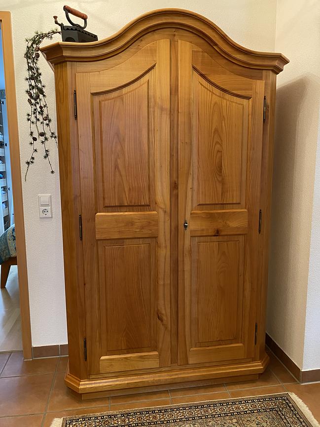Bild 1 Kleiderschrank Kirschholz