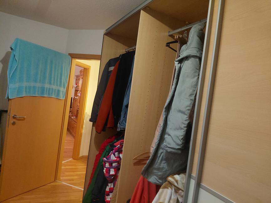 Bild 3 Kleiderschrank aus Holz