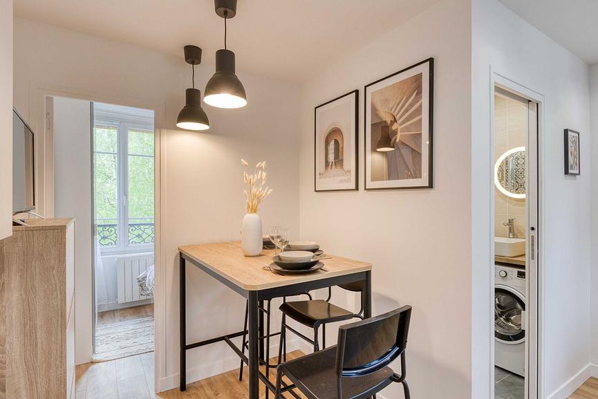 Bild 1 44 m² große, komplett möblierte Wohnung im 1. Stock eines Gebäudes mit Aufzug
