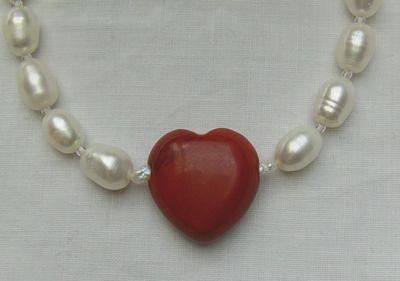 Bild 4 Herzkette, rotes Karneolherz mit weisser Süsswasserperle
