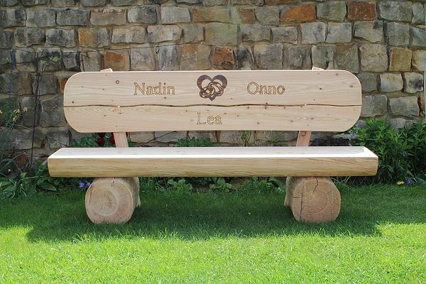 Bild 6 Holzbank mit Beschriftung. Gartenbank mit Gravur. Jubiläumsgeschenk.