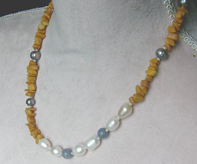 Bild 1 Edelsteinkette mit Perlen, den Jade und den Blauquarz