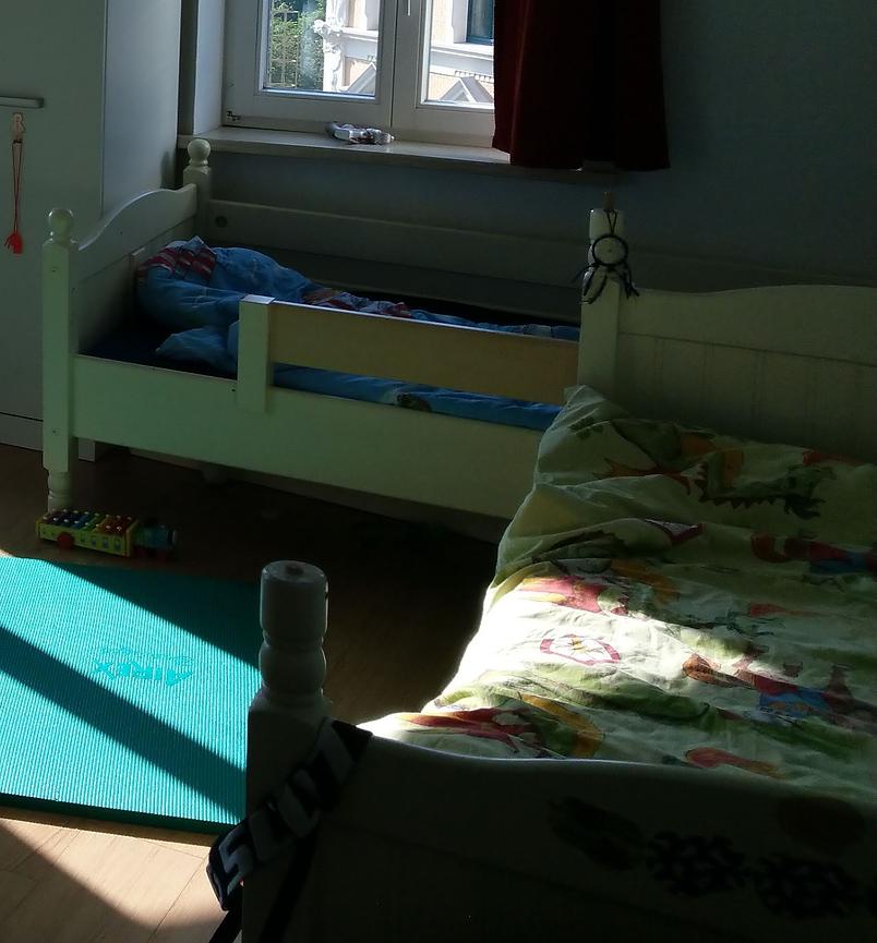 Bild 5 Schreibtisch, Doppelstockbett, Schrank und Stuhl zu verschenken