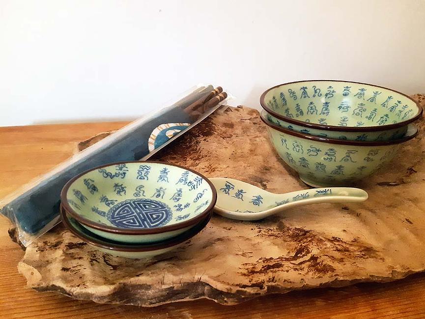 Bild 1 7-teiliges Set aus grüner Celadon Keramik mit asiatischen Schriftzeichen