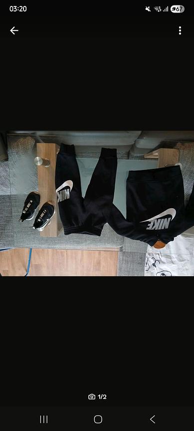 Bild 1 Kinder Klamotten unter ein 1zu verkaufen und ein großen Karton mit Kinder Spielz