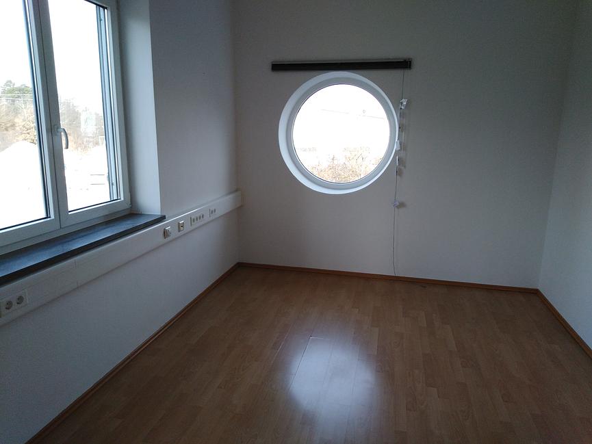 Bild 2 BÜRORÄUME IM MODERNEN GEWERBEGEBÄUDE