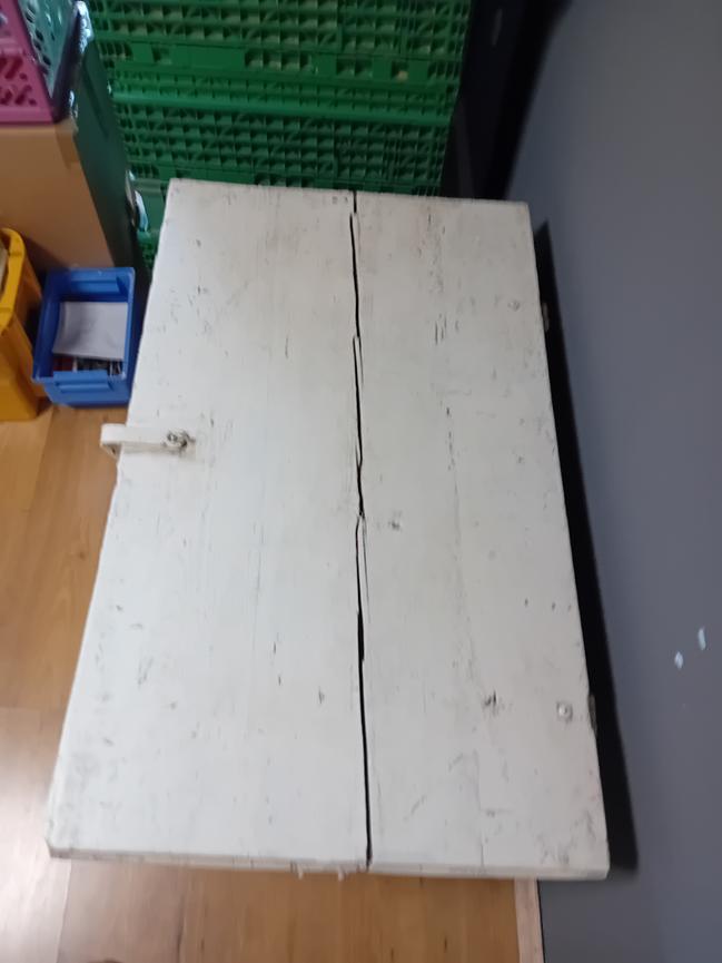 Bild 1 Holzkiste Alt Weiß 96 mal 59 mal 54 cm für 25 Euro