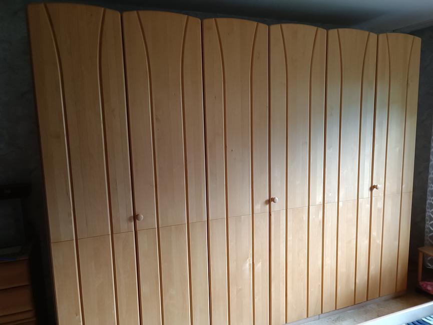 Bild 4 Schlafzimmer Möbel wertig, Buche massiv, Bett, Komm., Nachttische