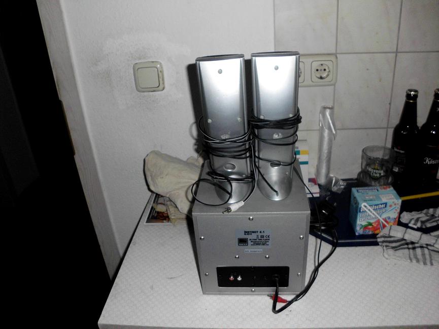 Bild 3 gebe hier 2.1 pc boxen für nur 7euro ab voll funktions fähig