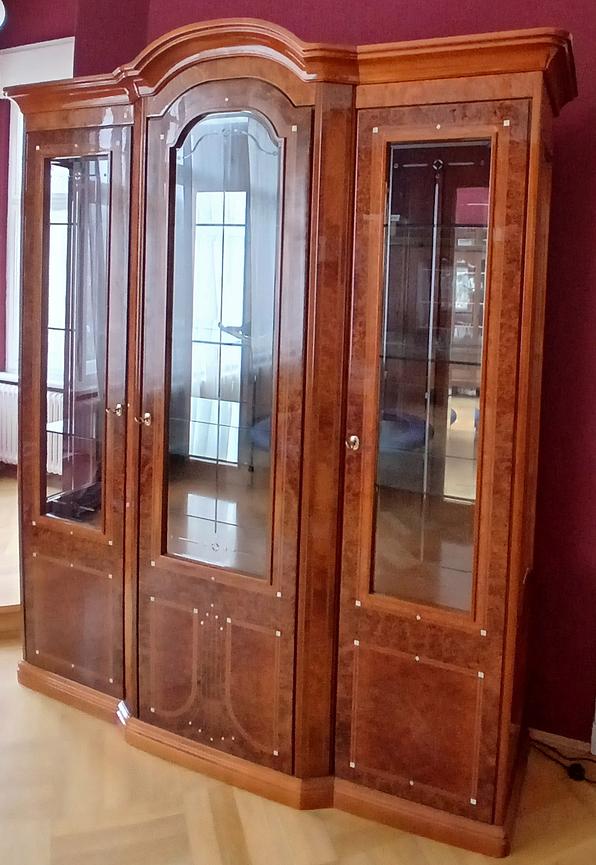 Bild 1 Vitrine und Kommode zu verschenken, für eine Hilfleistung in Ihrer Nachbarschaft