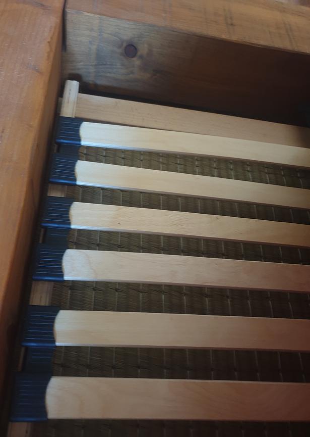 Bild 2 Handgefertigtes Balkenbett aus Massivholz