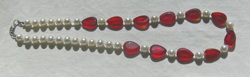 Bild 5 Halskette, rote, facettierte Glasteine mit Weissen Perlen