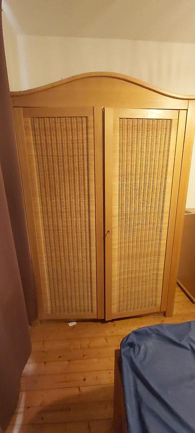 Bild 2 Kleiderschrank und Kommode