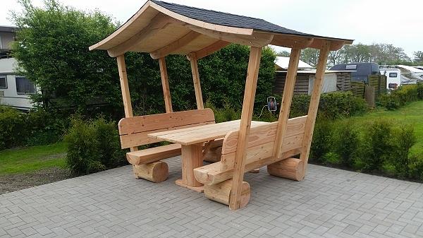 Bild 1 Gartenlaube. Überdachte Gartenmöbel. Holzmöbel.