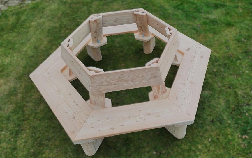 Bild 3 Eine massiv gefertigte Garten- oder Baumbank mit individueller Gravur