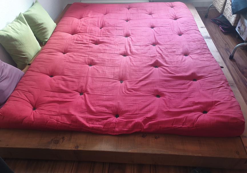 Bild 1 Handgefertigtes Balkenbett aus Massivholz