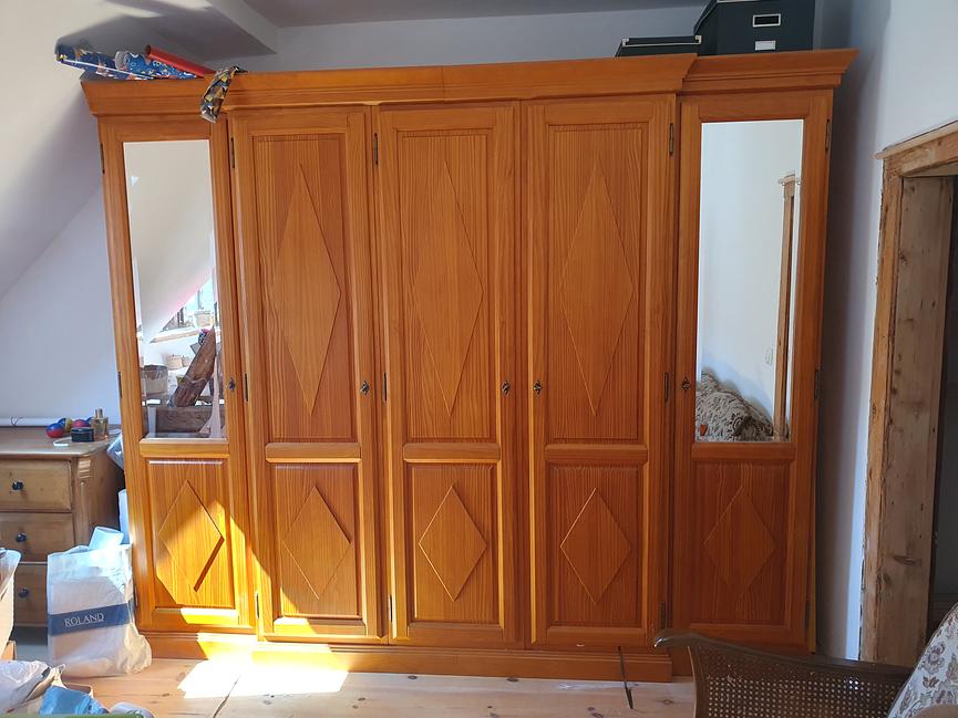 Bild 1 Kleiderschrank zu verschenken (nur für Selbstabholer)