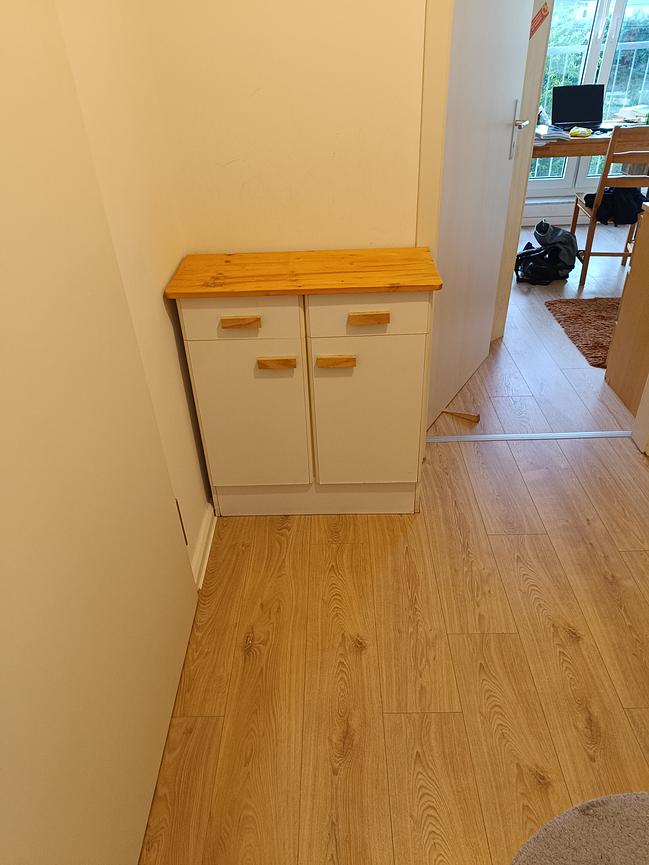 Bild 1 Holzschrank