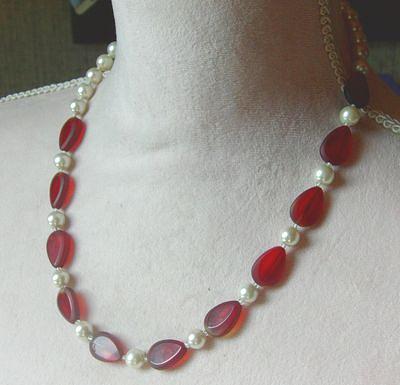 Bild 3 Halskette, rote, facettierte Glasteine mit Weissen Perlen