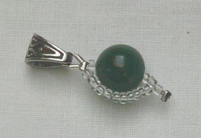 Bild 1 Anhänger, grüner Heliotrop mit Rocaille