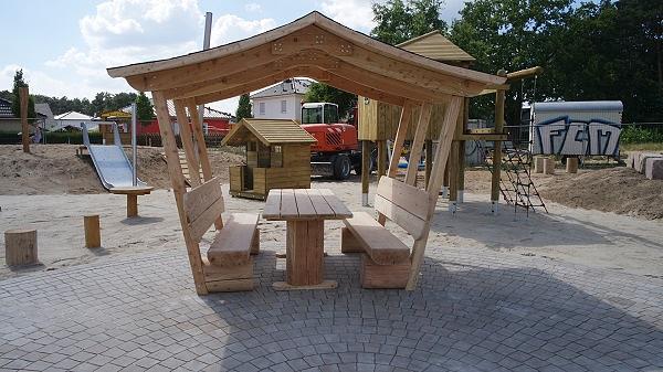 Bild 6 Gartenlaube. Überdachte Sitzgarnitur. Krongartmöbel.