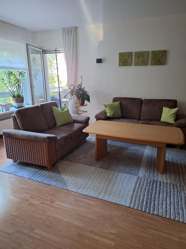 Bild 1 Couchgarnitur mit Tisch und Teppich