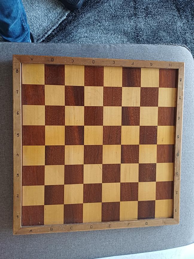 Bild 1 Holzschachbrett mit Figuren