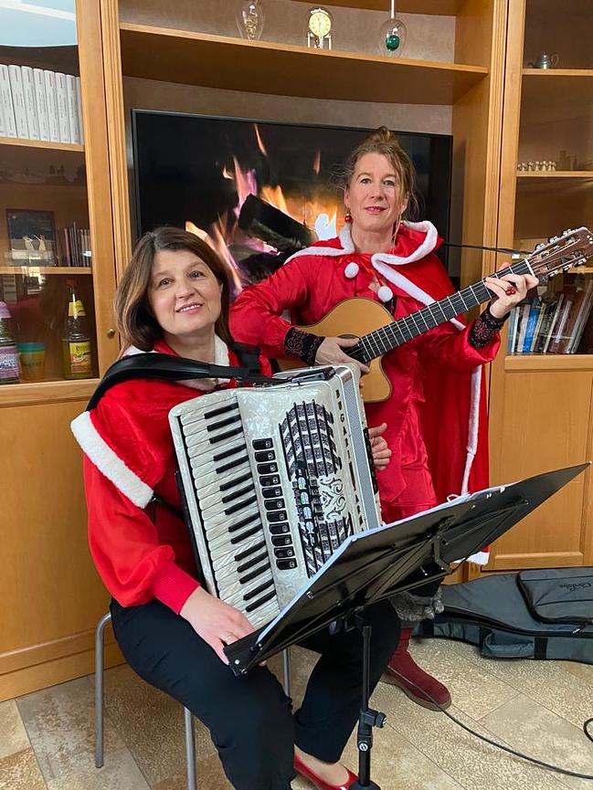 Bild 1 Bieten stimmungsvolle Weihnachtsmusik mit Akkordeon, Gesang und Gitarre
