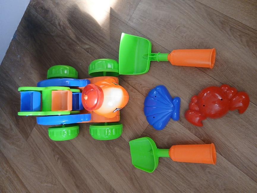 Bild 26 Kinder Klamotten unter ein 1zu verkaufen und ein großen Karton mit Kinder Spielz