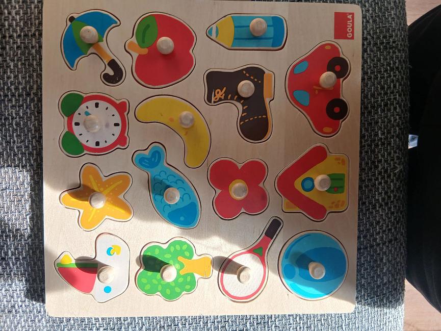 Bild 23 Kinder Klamotten unter ein 1zu verkaufen und ein großen Karton mit Kinder Spielz