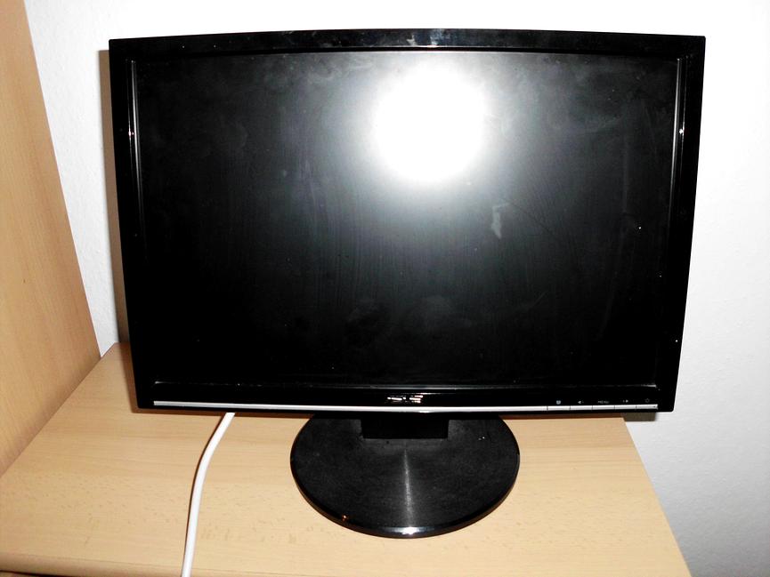 Bild 3 ich gebe hier einen asus pc monitor plus tischlampe nur für 8euro ab