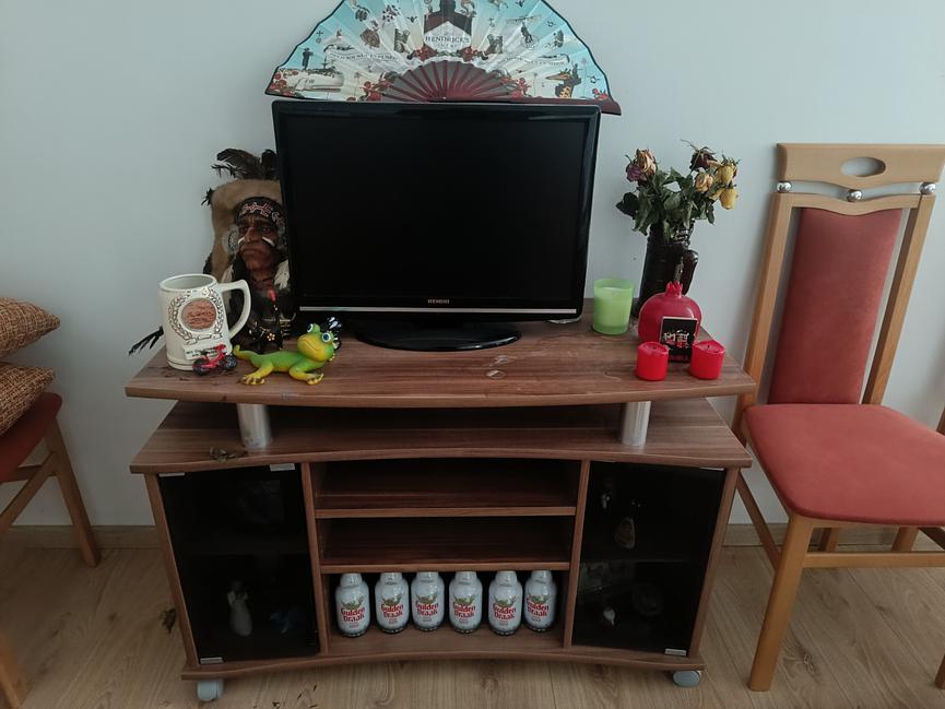 Bild 1 Fernseher mit Fernsehtisch