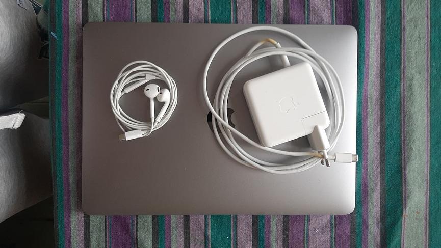 Bild 1 MacBook Pro 2020 wie neu 350€