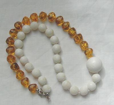 Bild 3 Edelsteinkette, weisse Koralle mit braunen Bernstein