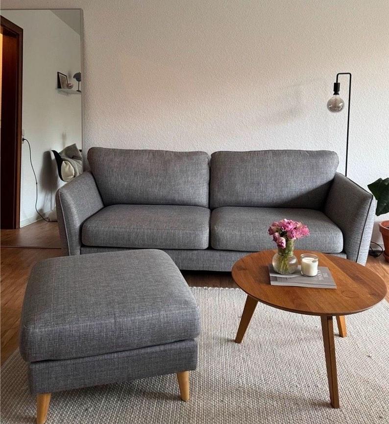 Bild 1 Graues Sofa mit Hocker zu verkaufen