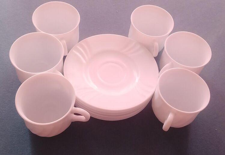 Bild 1 Das Bild zeigt ein Set aus sechs weißen Kaffeetassen oder Teetassen