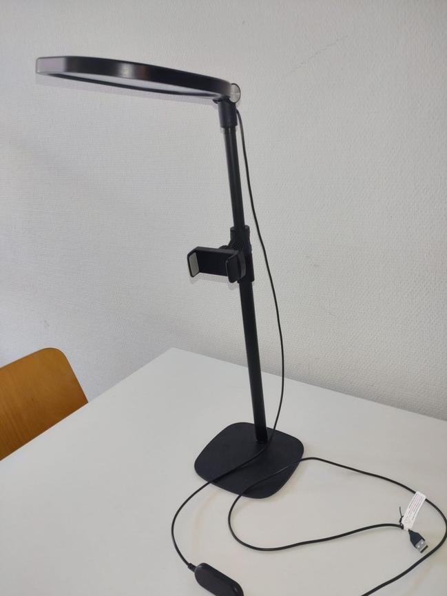 Bild 1 eine Tischlampe mit der  Handyhalterung (abnehmbar)